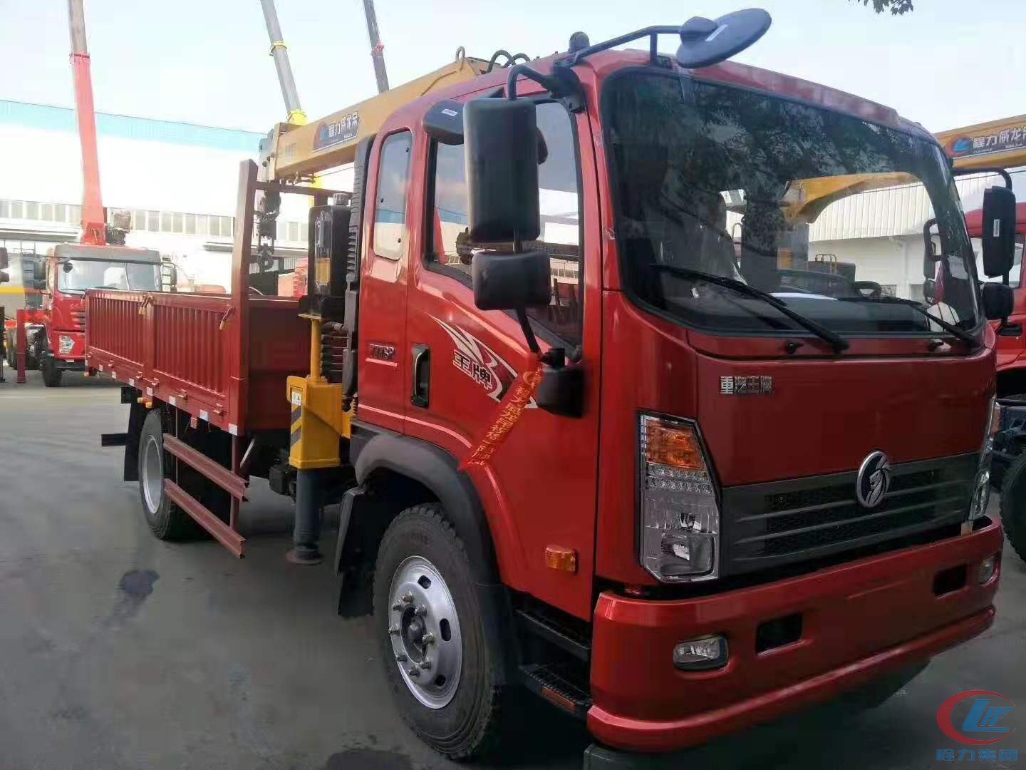 凯时优质运营商集团重汽王牌蓝牌随车吊高清图