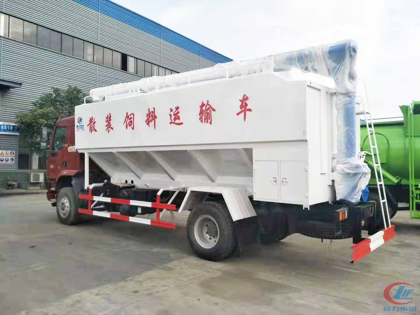 凯时优质运营商集团柳汽乘龙散装饲料运输车侧面图
