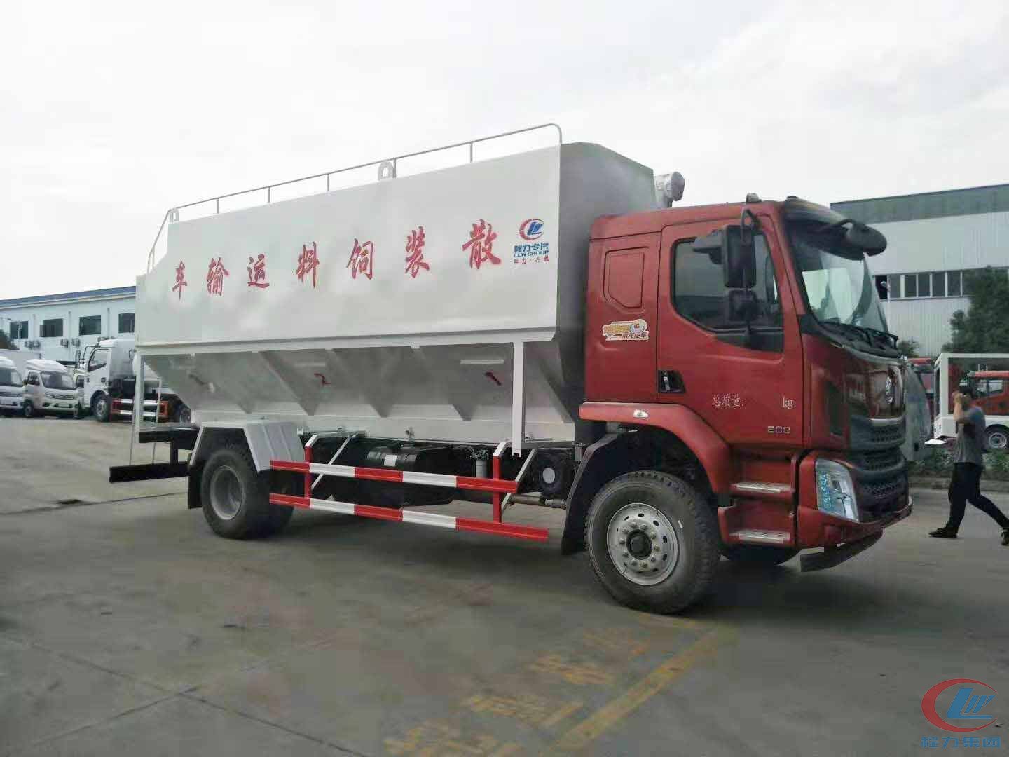 凯时优质运营商集团柳汽乘龙散装饲料运输车侧面图