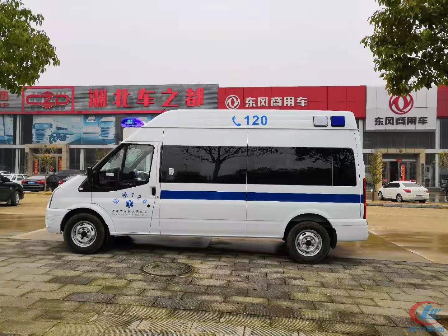 湖北凯时优质运营商福特V348高顶监护型救护车侧面图