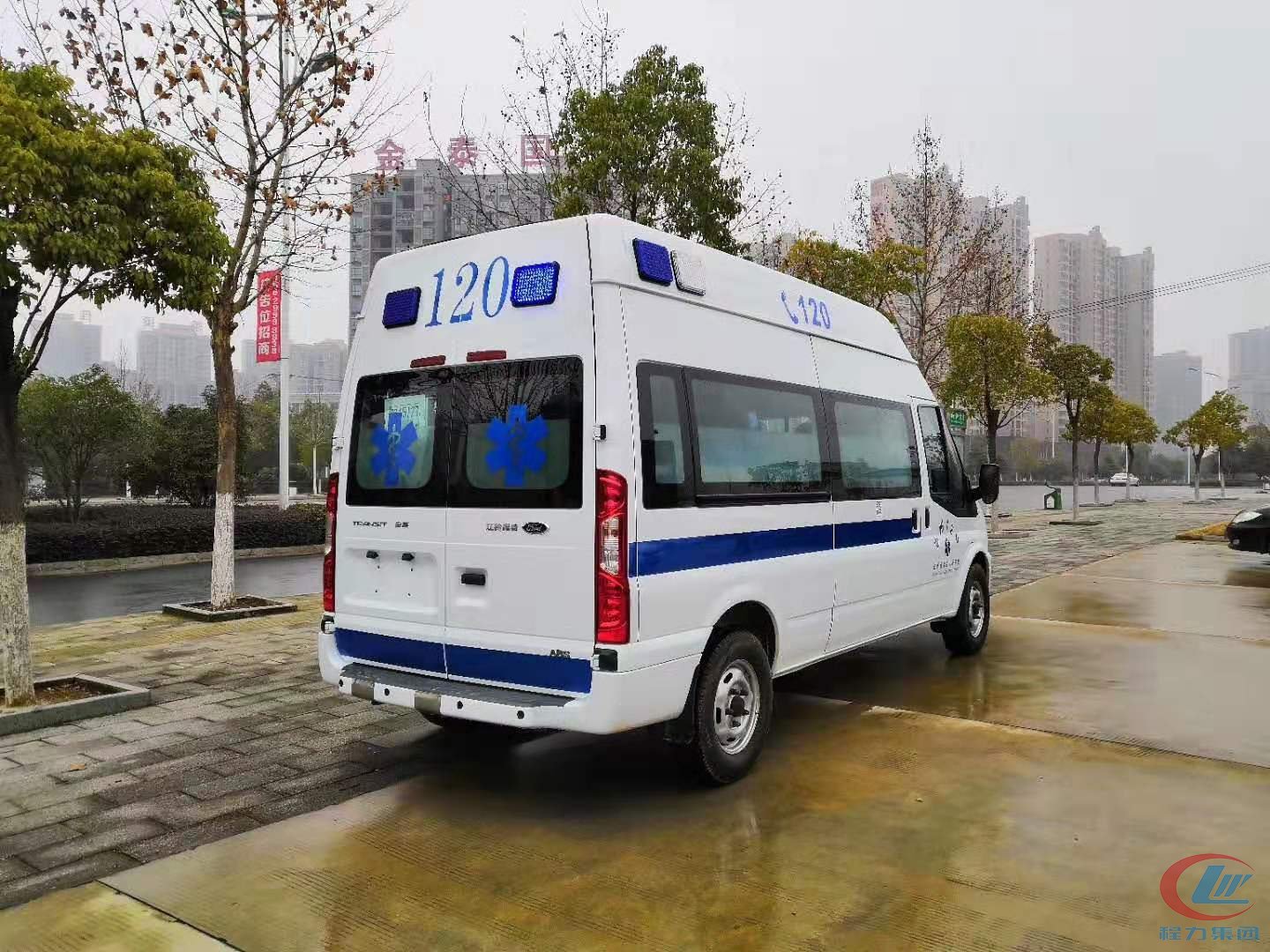 湖北凯时优质运营商福特V348高顶监护型救护车侧面图